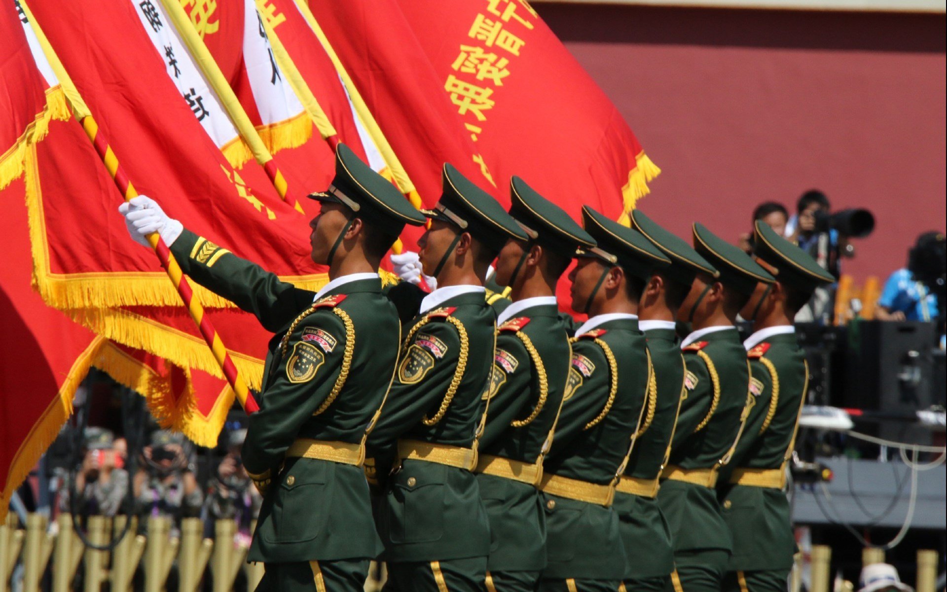 双线狂飙，F1揭幕夜的引擎咆哮与哈利伯顿的末节掌控